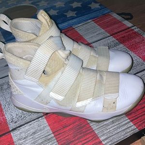 Lebron mens size 10 basketball shoes